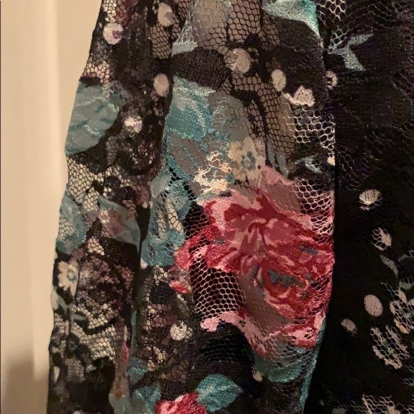Black floral lace top, lined, great sleeves - Picture 3 of 8